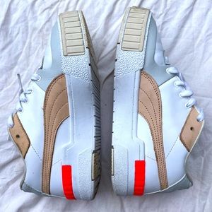 Gently used size 7.5 (fit more like 7) or I wouldn’t be selling… cute platform